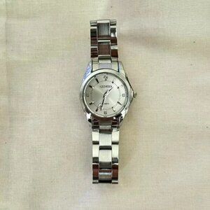 2000s vintage style round stainless steel quartz luxury watch